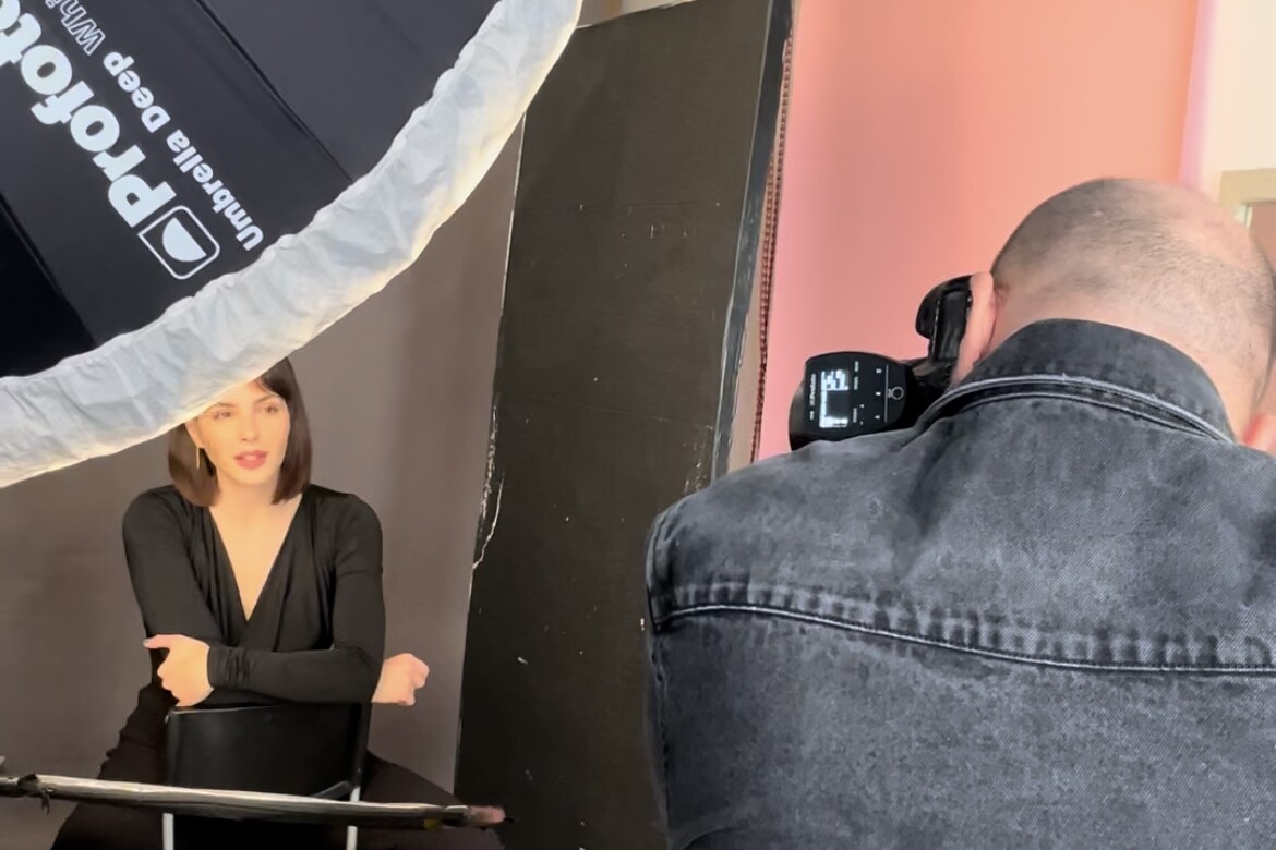 influencer o celebrity promocionando una marca en una campaña de marketing