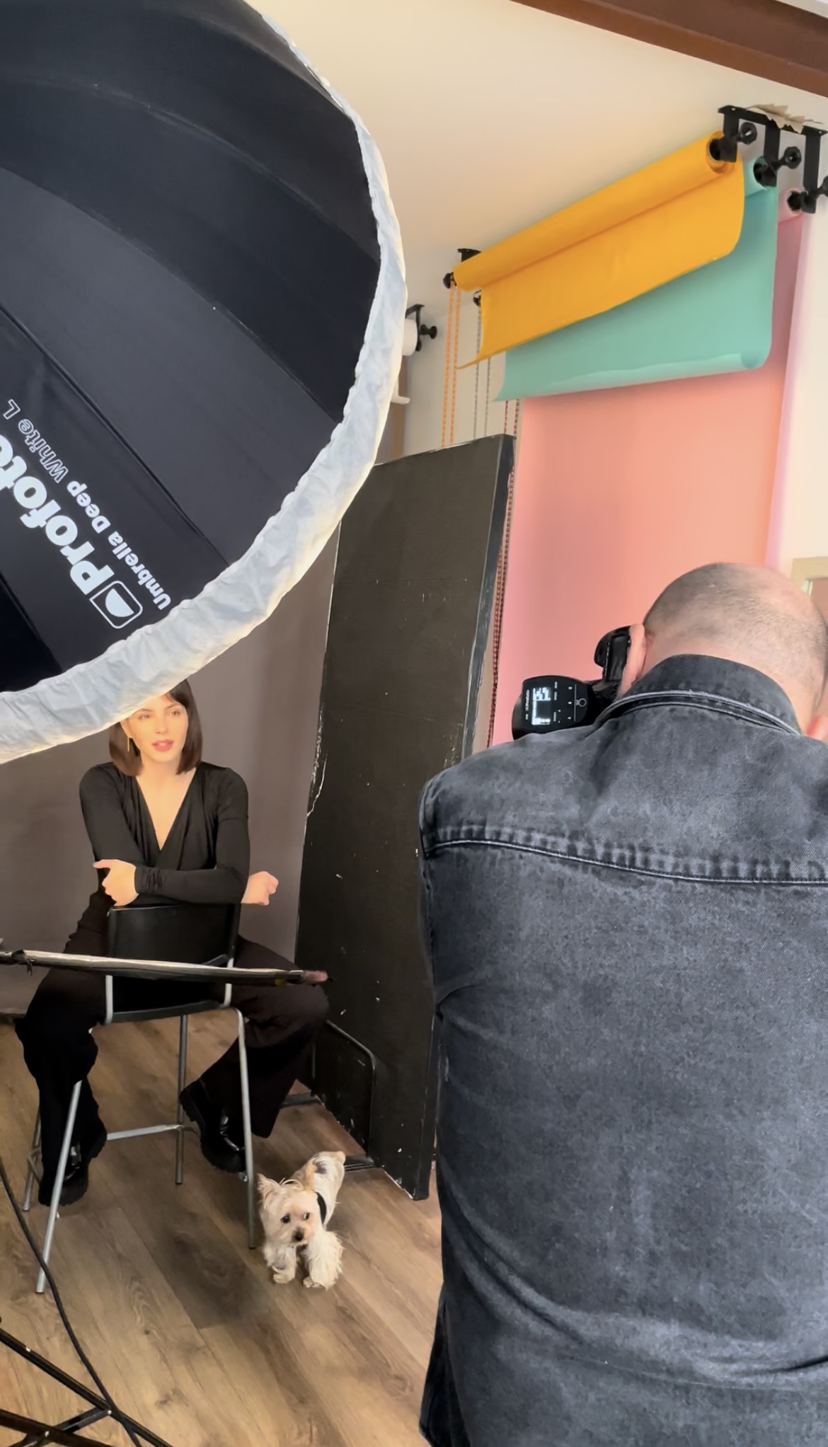 influencer o celebrity promocionando una marca en una campaña de marketing