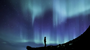 Imagen del post del blog de agencia de comunicación Villarrazo aurora boreal alegoria aparecer en busquedas ChatGPT