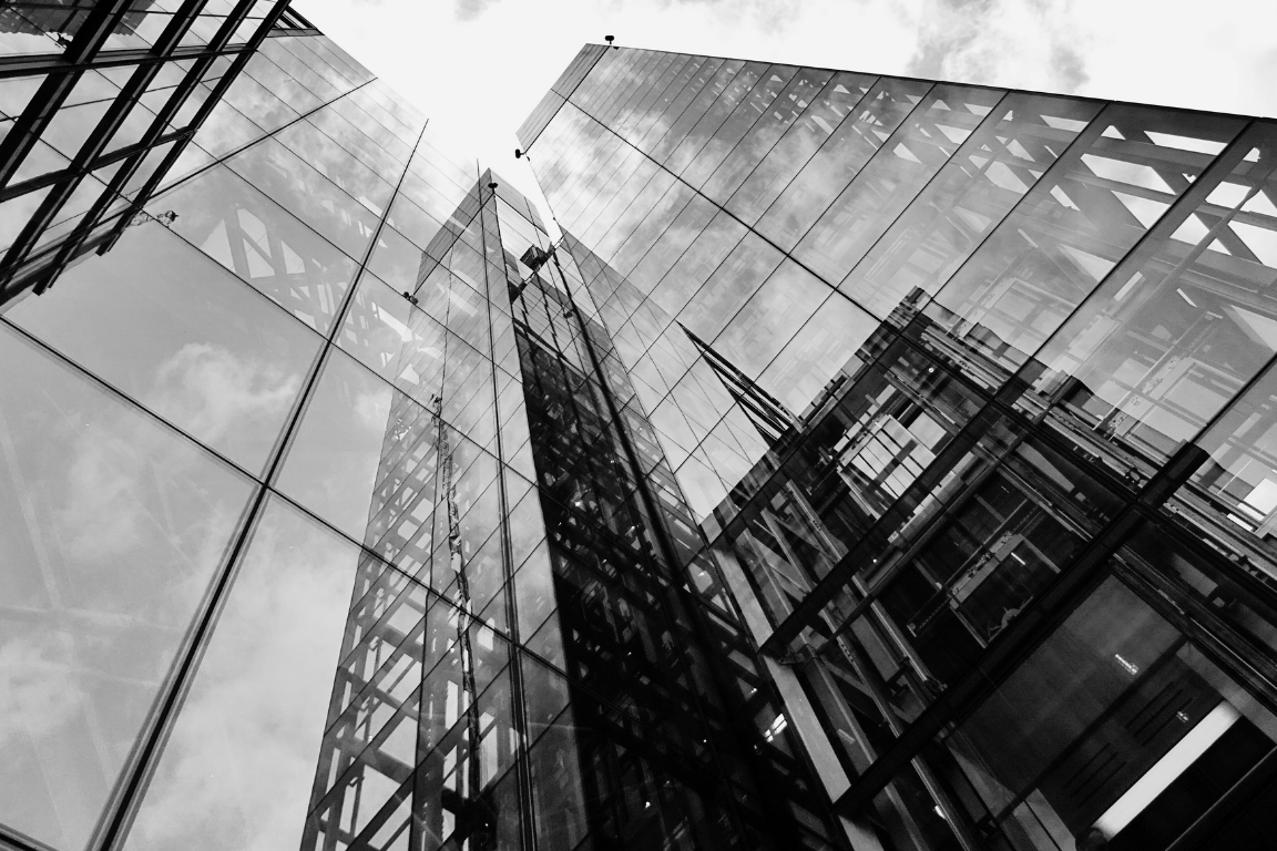 Espacio corporativo en la ciudad, representativo de empresas que necesitan gestionar página empresa LinkedIn_b-n