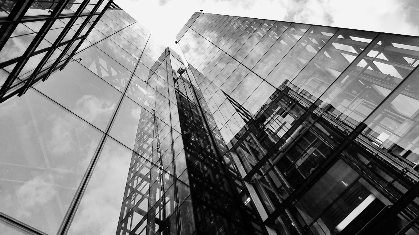 Espacio corporativo en la ciudad, representativo de empresas que necesitan gestionar página empresa LinkedIn_b-n