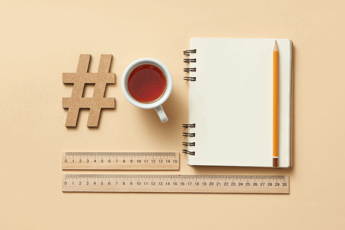Imagen destacada del Blog de Villarrazo sobre lenguaje natural no hashtags, un hashtag con cuaderno y un te