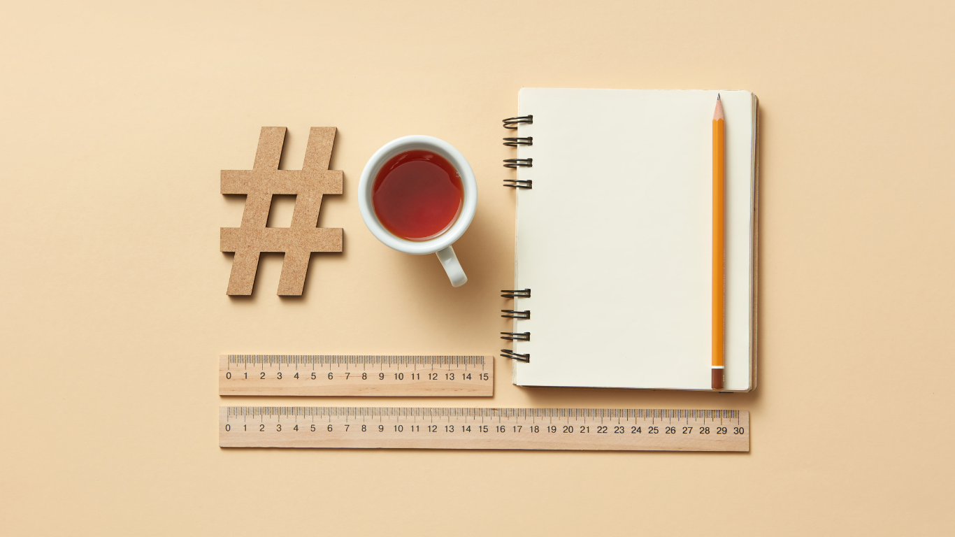 Imagen destacada del Blog de Villarrazo sobre lenguaje natural no hashtags, un hashtag con cuaderno y un te