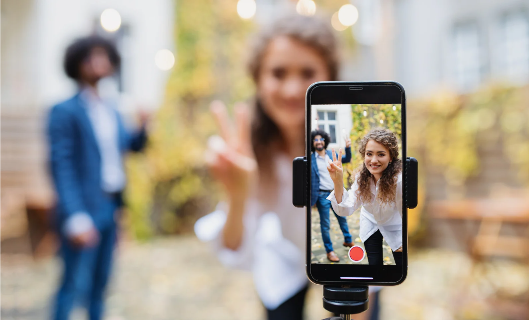 Los hashtags y Como funciona el algoritmo de TikTok en 2025